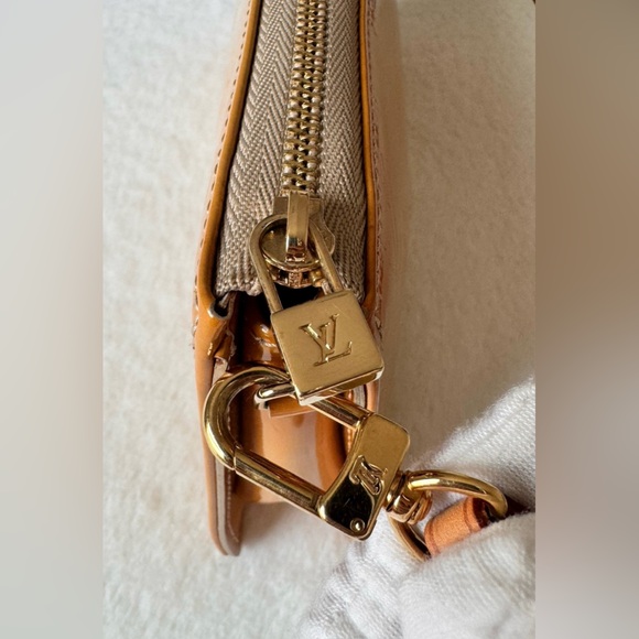 LOUIS VUITTON Vernis Lexington Monorgram Pochette - Picture 9 of 13